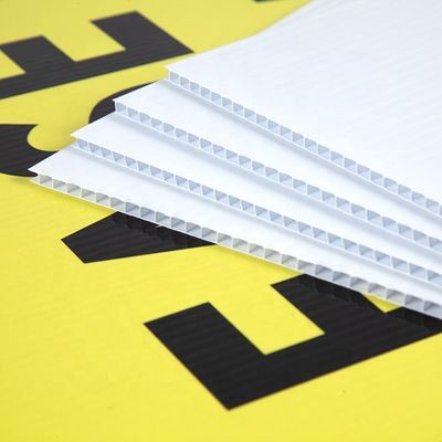 صفائح كوروبلاست بيضاء معاد تدويرها 10 ملم صفائح بلاستيكية مموجة فارغة