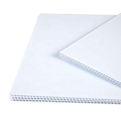 صفائح كورفلوت بيضاء مقاس 4 مم 4 × 8 فراغات علامة كوروبلاست للإعلان
