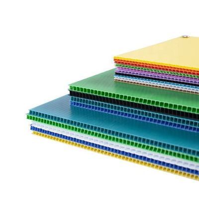 صفائح كورفلوت بيضاء مقاس 4 مم 4 × 8 فراغات علامة كوروبلاست للإعلان