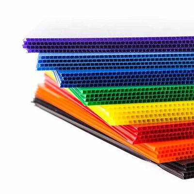 صفائح بلاستيكية مموجة من البولي بروبلين قابلة لإعادة التدوير وصديقة للبيئة لحلول التعبئة والتغليف المستدامة